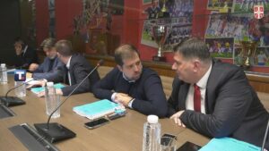 Na današnjoj sednici Izvršnog odbora Fudbalskog saveza Srbije, održanoj u SC FSS u Staroj Pazovi, doneta je jedna od najvažnijih odluka u novijoj istoriji srpskog fudbala - Izvršni odbor usvojio je predlog o promeni formata Superlige Srbije koji podrazumeva skraćenje sa 16 na 12 klubova, uz jednu prelaznu sezonu koja će brojati 14 klubova.Počevši od sezone 2027/28. u elitnom rangu srpskog fudbala igraće 12 timova, čime se teži povećanju kvaliteta takmičenja, boljim uslovima za razvoj klubova i igrača, kao i podizanju konkurentnosti našeg fubdbala u celini.
Kako bi fudbalski klubovi imali vremena da se priviknu na novi sistem takmičenja, doći će do postepenog prelaska na novi format, pa će sezona 2026/27 biti prelazna i igraće se sa 14 klubova u Super ligi.
"Odluka o promeni formata takmičenja je iskorak koji je srpski fudbal dugo čekao. Smanjenje broja klubova u elitnom rangu deo je šire strategije kojom želimo da modernizujemo naš takmičarski sistem i približimo ga evropskom standardu. Liga od 12 klubova podići će kvalitet igre, što će publika da prepozna, a klubovima ćemo da pružimo bolje uslove za razvoj. Ujedno, uvereni smo da će naši predstavnici u evropskim takmičenjima ostvarivati zapaženije rezultate zahvaljujući ovakvom sistemu. Verujem da će ova odluka imati pozitivan efekat na srpski fudbal i da će doprineti boljem ambijentu u sportu koji najviše volimo”, rekao je predsednik Fudbalskog saveza Srbije Dragan Džajić.
Odluku o promeni formata takmičenja po dolasku u FSS najavio je generalni sekretar Branko Radujko kao deo velike reforme neophodne za unapređenje fudbala u Srbiji.
"Promena formata takmičenja i skraćenje lige na 12 klubova rezultat je višemesečnih analiza i konsultacija sa svim relevantnim akterima – klubovima, strukom, regionima, UEFA i međunarodnim partnerima. Prelazni period od jedne sezone omogućiće stabilan prelazak na format sa 12 timova, što je praksa u brojnim uspešnim ligama Evrope. Naš cilj je stabilnija, profesionalnija i atraktivnija Super liga Srbije, podizanje nivoa kvaliteta takmičenja i povratak publike na stadione, a reformom težimo i da dovedemo do unapređenja finansijske održivosti klubova“, naglasio je Radujko.
Fudbalski savez Srbije ovom odlukom potvrđuje svoju posvećenost poboljšanju domaćeg fudbala, u skladu sa evropskim standardima i preporukama UEFA.
Detalji o propozicijama takmičenja za prelaznu i za naredne sezone biće pravovremeno saopšteni javnosti.