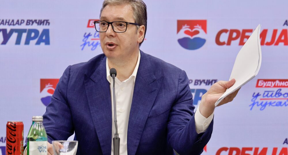 Beograd, 8. juna 2025. - Predsednik Srbije i èlan Predsednitva SNS Aleksandar Vuèiæ izjavio je veèeras da je lista "Ne damo Srbiju - Aleksandar Vuèiæ" na lokalnim izborima u Zajeèaru ubedljivo pobedila, kao i da je odnela pobedu u Kosjeriæu iako je tu, kako je rekao, tesno. FOTO TANJUG/MARKO ÐOKOVIÆ//bs