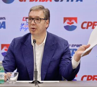 Beograd, 8. juna 2025. - Predsednik Srbije i èlan Predsednitva SNS Aleksandar Vuèiæ izjavio je veèeras da je lista "Ne damo Srbiju - Aleksandar Vuèiæ" na lokalnim izborima u Zajeèaru ubedljivo pobedila, kao i da je odnela pobedu u Kosjeriæu iako je tu, kako je rekao, tesno. FOTO TANJUG/MARKO ÐOKOVIÆ//bs