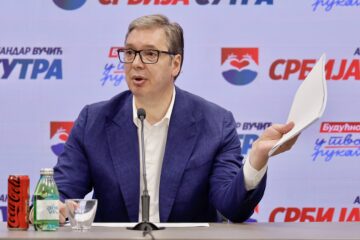 Beograd, 8. juna 2025. - Predsednik Srbije i èlan Predsednitva SNS Aleksandar Vuèiæ izjavio je veèeras da je lista "Ne damo Srbiju - Aleksandar Vuèiæ" na lokalnim izborima u Zajeèaru ubedljivo pobedila, kao i da je odnela pobedu u Kosjeriæu iako je tu, kako je rekao, tesno. FOTO TANJUG/MARKO ÐOKOVIÆ//bs