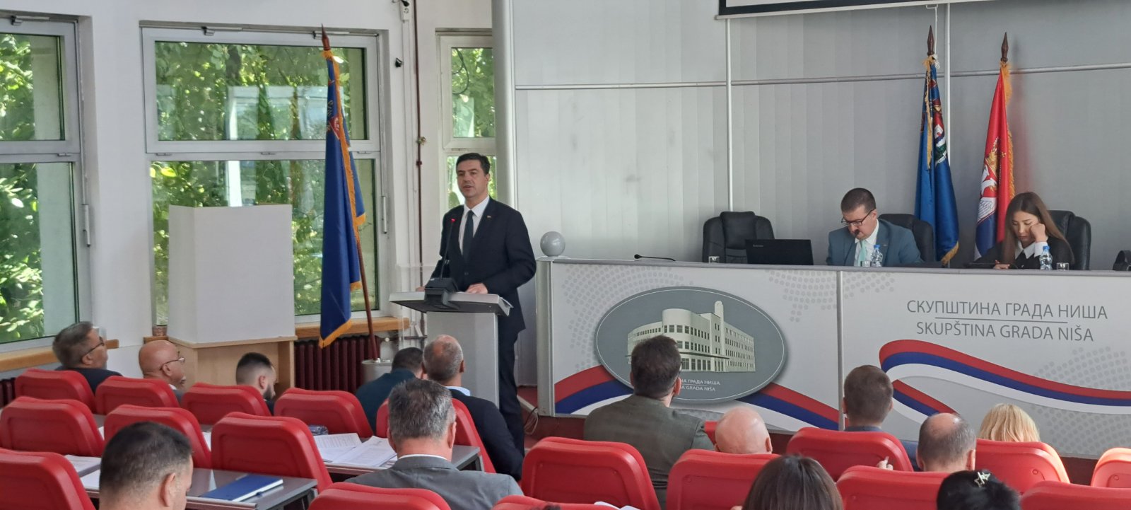 gradonačelnik Niša Dragoslav Pavlović predstavlja izveštaj o radu na sednici SG