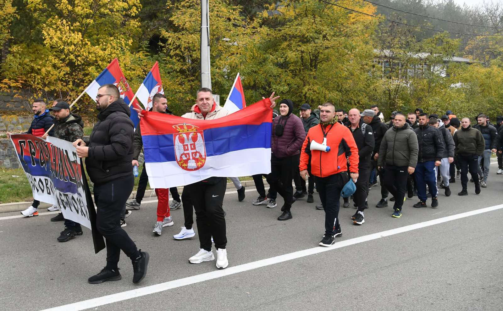 Kosovska Mitrovica/Gračanica, 29. oktobra 2025. - Grupa od 60 Srba iz AP Kosova i Metohije krenula je danas peške ka Novom Sadu da podrži predsednika Srbije Aleksandra Vučića i veliki narodni skup protiv blokada.FOTO TANJUG/ STR/ bs