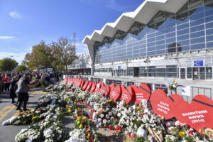 Novi Sad, 1. novembra 2025. - Studenti u blokadi i grupe graðana okupili su se danas ispred eleznièke stanice u Novom Sadu gde su odrali komemorativni skup i u 11.52 sata odali potu chutanjem stradalima u padu nadstrenice na eleznièkoj stanici 1. novembra prole godine. Ispred eleznièke stanice studenti u blokadi i grupe graðana koji su stigli iz razlièitih delova grada poloili su vence i zapalili sveæe. Takozvani zborovi graðana nosili su velika crvena srca na kojima su ispisana imena stradalih. Prostor oko eleznièke stanice je ograðen i postavljena bina gde æe biti odran program tokom koga su predviðena obraæanja i izvoðenje hora. FOTO TANJUG/ NENAD MIHAJLOVIÆ/ bg