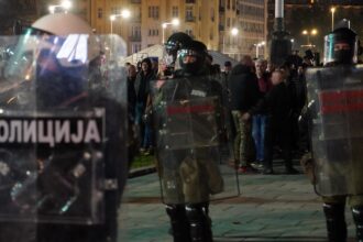 Beograd, 2. novembra 2025. - Nedaleko od Skuptine Srbije veèeras je dolo do tenzija kada je grupa graðana koja se okupila, navodeæi kao razlog podrku Dijani Hrki, koja na tom mestu trajkuje glaðu i njene zahteve, gaðala i vreðala policiju i okupljene graðane na platou koji su protiv blokada. FOTO TANJUG/ VLADIMIR PORÈIÆ/bs