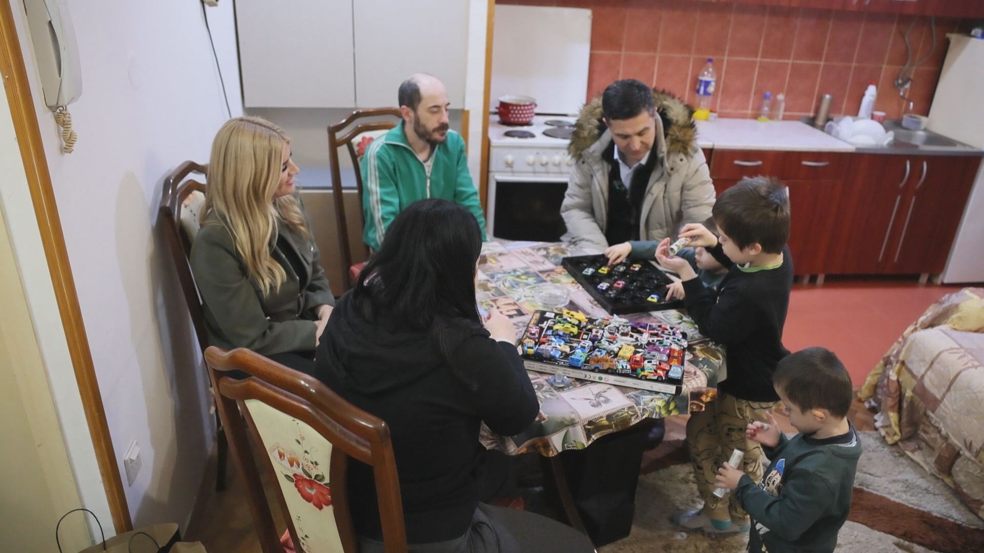 Gradonačelnik Niša obišao porodicu LjubomirovićFOTO TV Zona plus