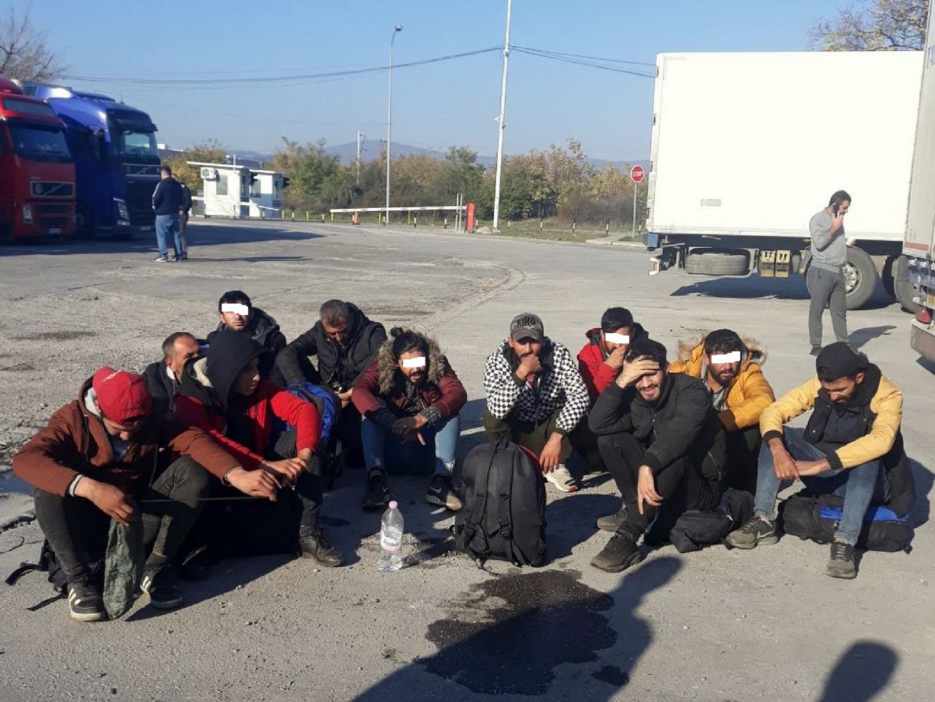 Niš: 11 migranata sakriveno u koturovima žice u kamionu