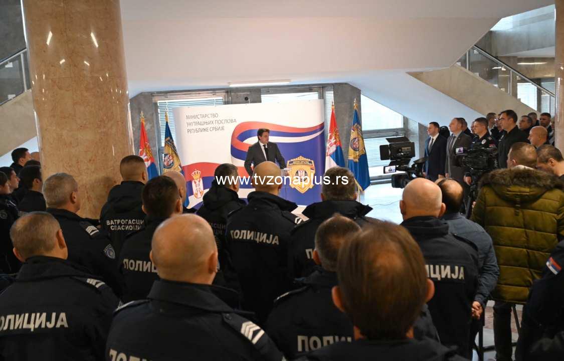 MINISTAR GAŠIĆ ZAHVALIO SE POLICIJSKIM SLUŽBENICIMA I VATROGASCIMA IZ PIROTA (VIDEO)
