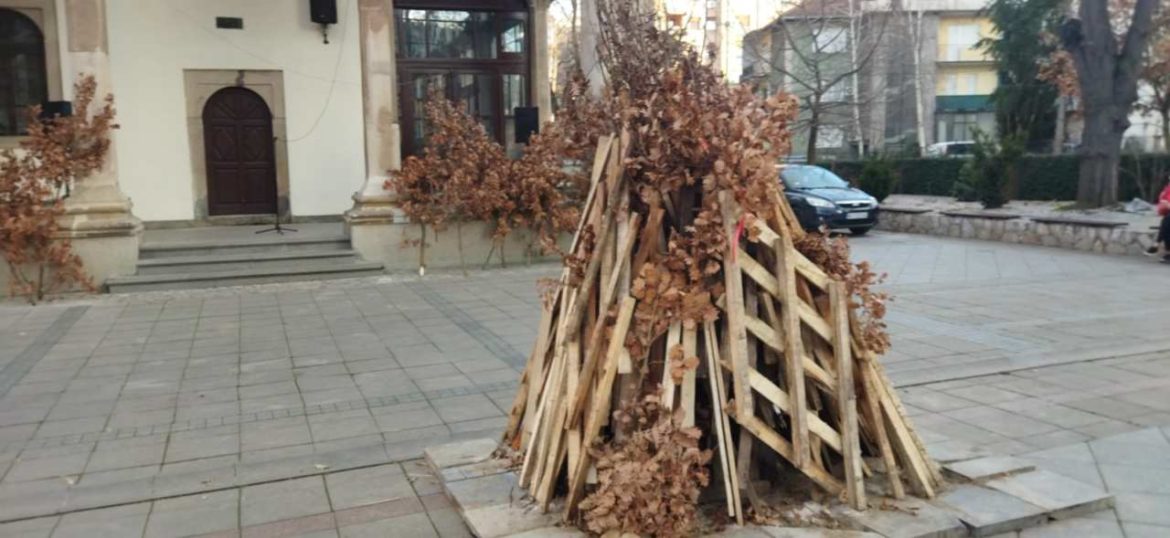 PALJENJE BADNJAKA U NIŠKIM PRAVOSLAVNIM CRKVAMA (VIDEO)