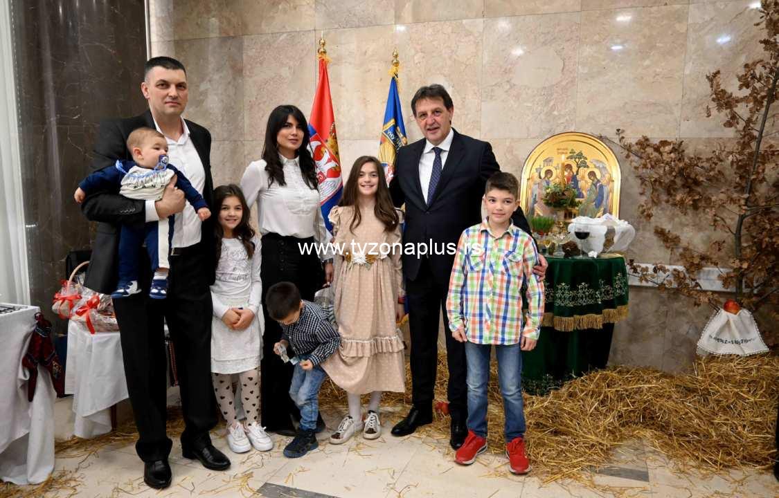 Ministar Gašić na Božić ugostio majku petoro dece (VIDEO)