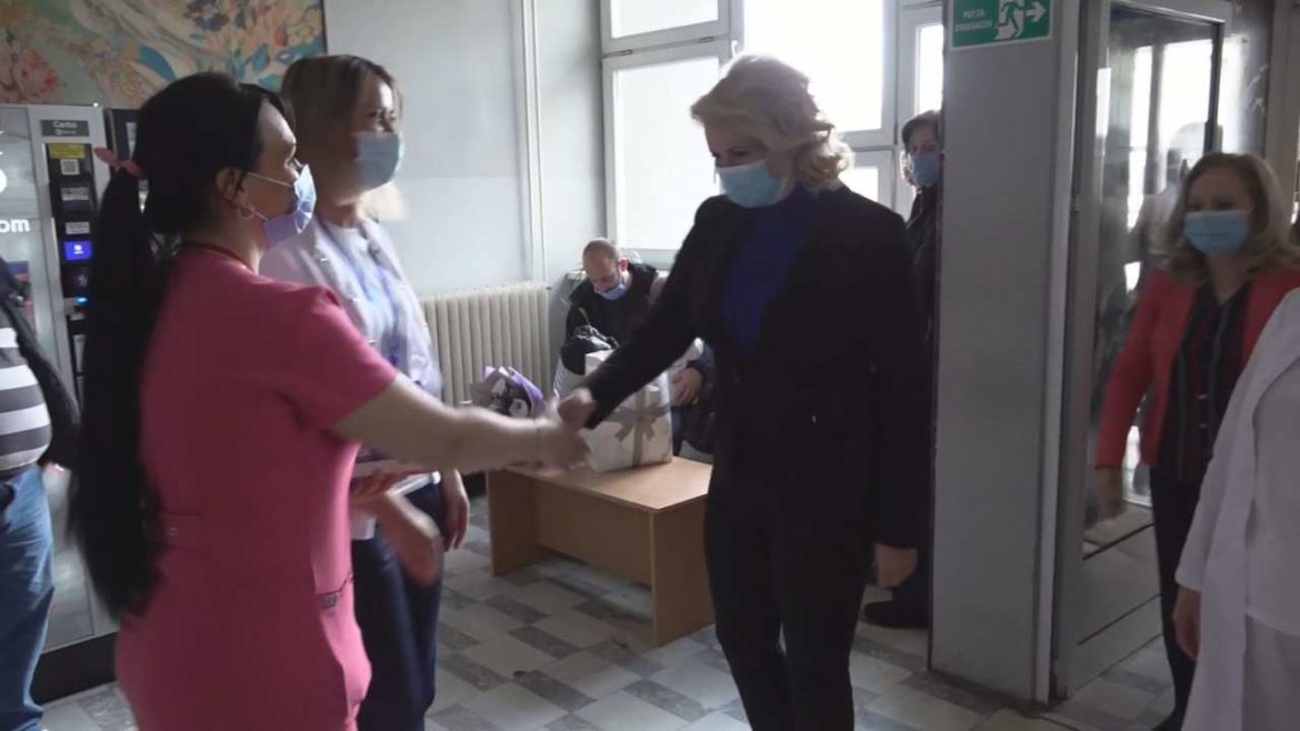 MIN.KISIĆ OBIŠLA KRUŠEVAČKO PORODILIŠTE I PODELILA POKLONE MAMAMA UOČI 8. MARTA