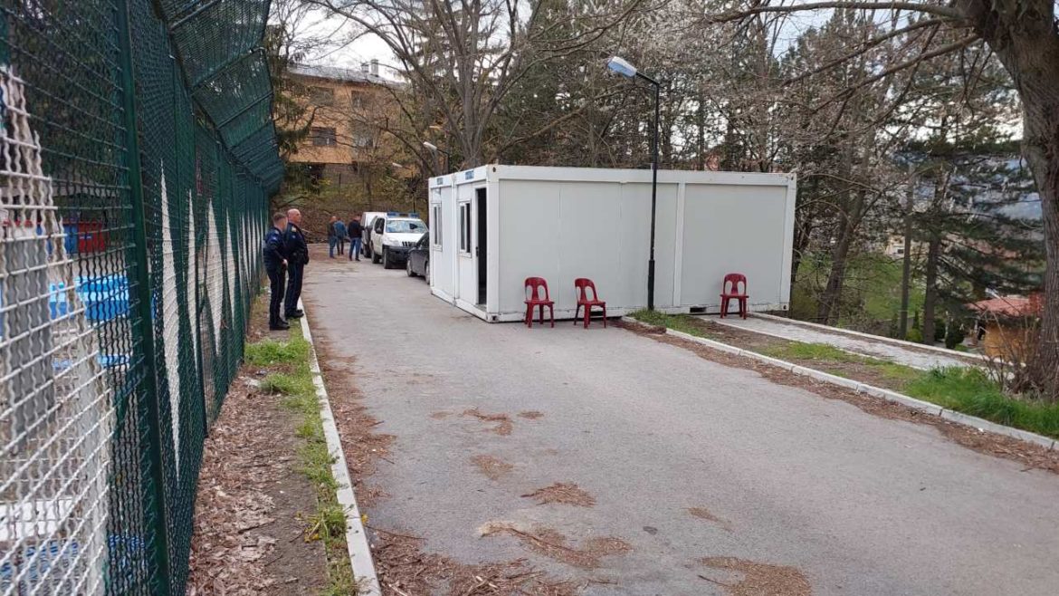 LEPOSAVIĆ: POSTAVLJENI KONTEJNERI ZA GLASANJE