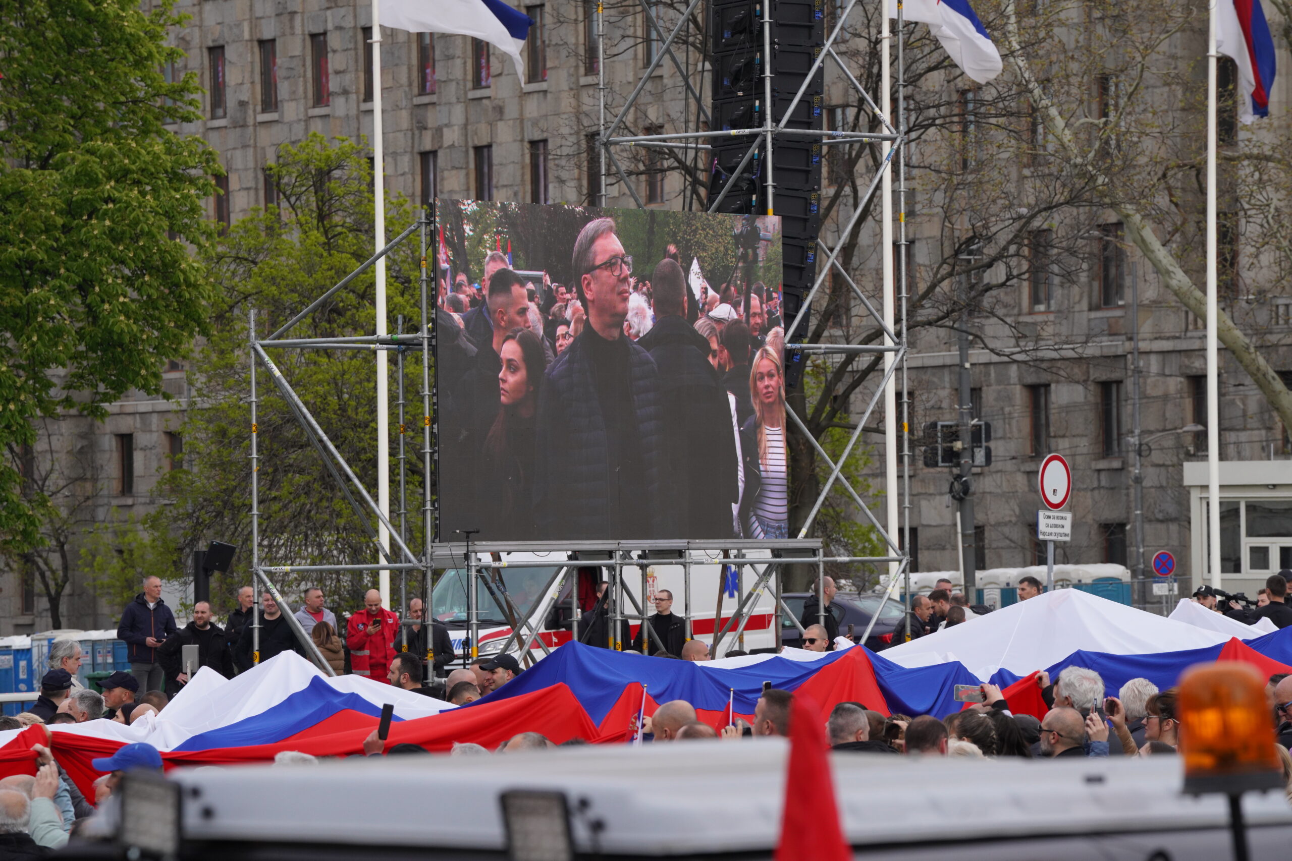 Predsednik Srbije Aleksandar Vučić najavio je danas da će 10. ili 17. maja sa ljudima iz pokreta za narod i državu ići u Niš navodeći da je proporcionalno broju stanovnika najveći broj pristupnica pokretu upravo iz Niša.
