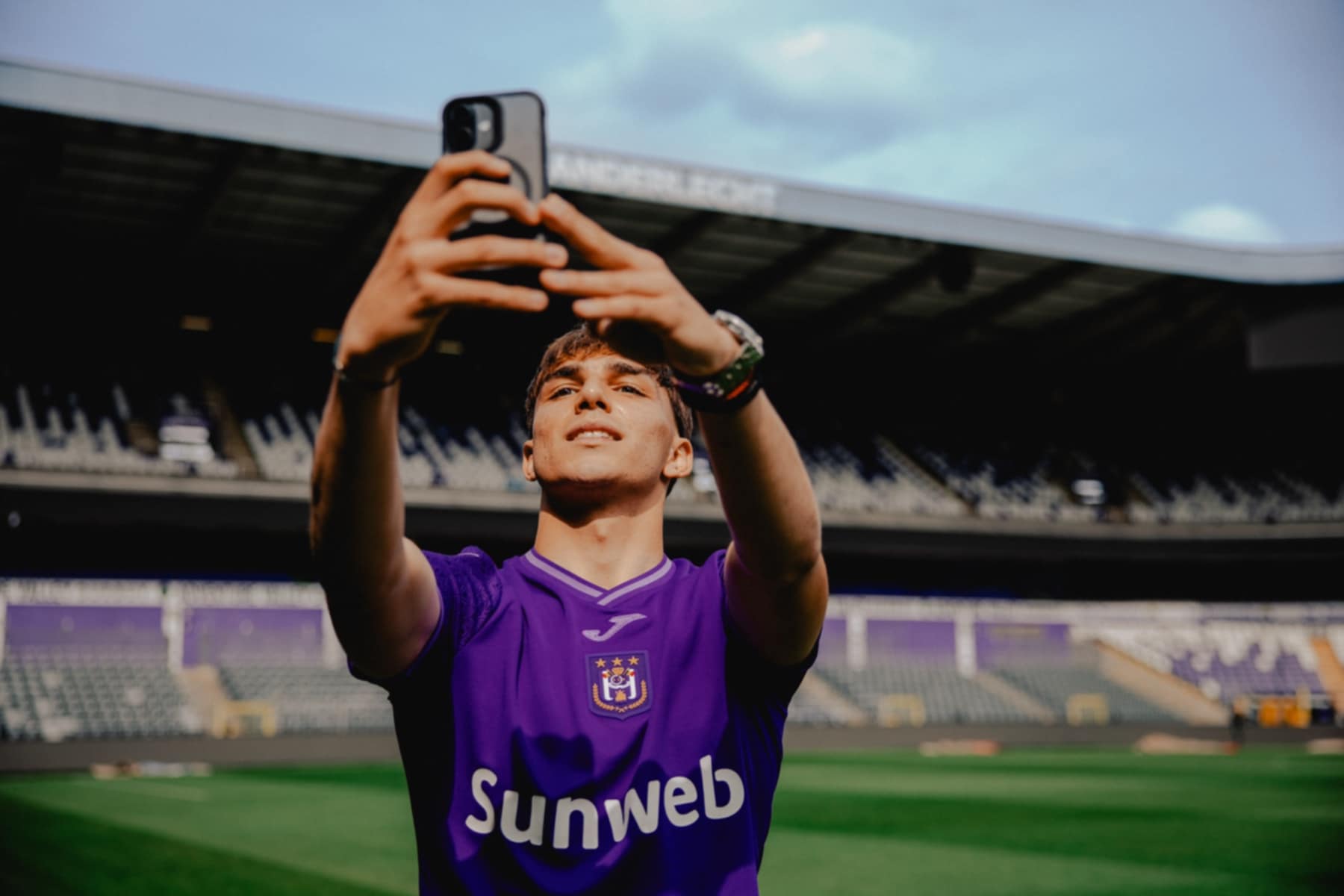 Mladi fudbaler Mihajlo Cvetković, dosadašnji napadač Čukaričkog, uskoro će nastaviti svoju karijeru u belgijskom Anderlehtu, nakon što su dva kluba postigla dogovor o transferu.