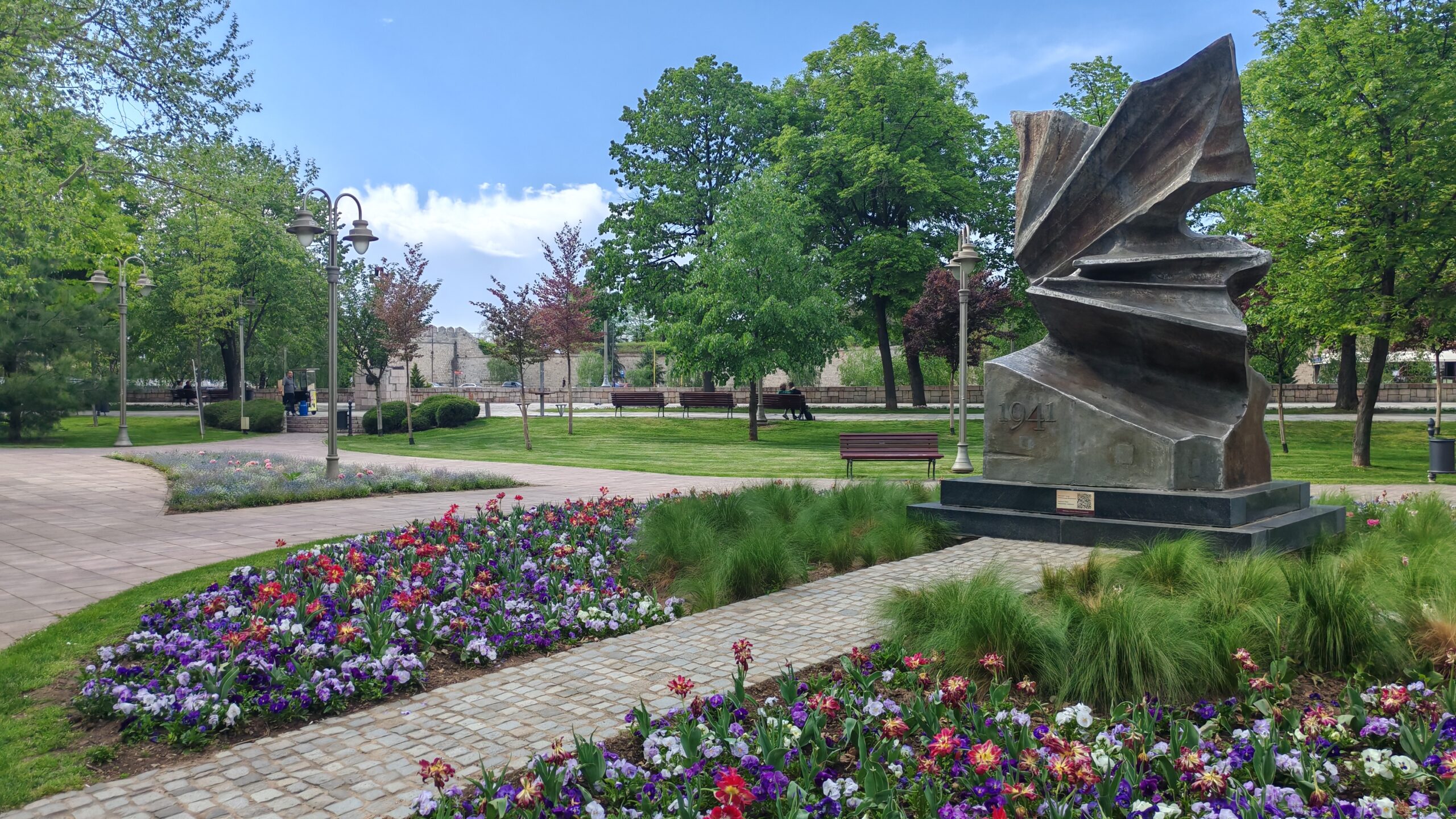 Pre podne u brdsko-planinskim predelima ponegde kratkotrajna kiša, a od sredine dana kiša i lokalni pljuskovi sa grmljavinom očekuju u svim predelima Srbije.