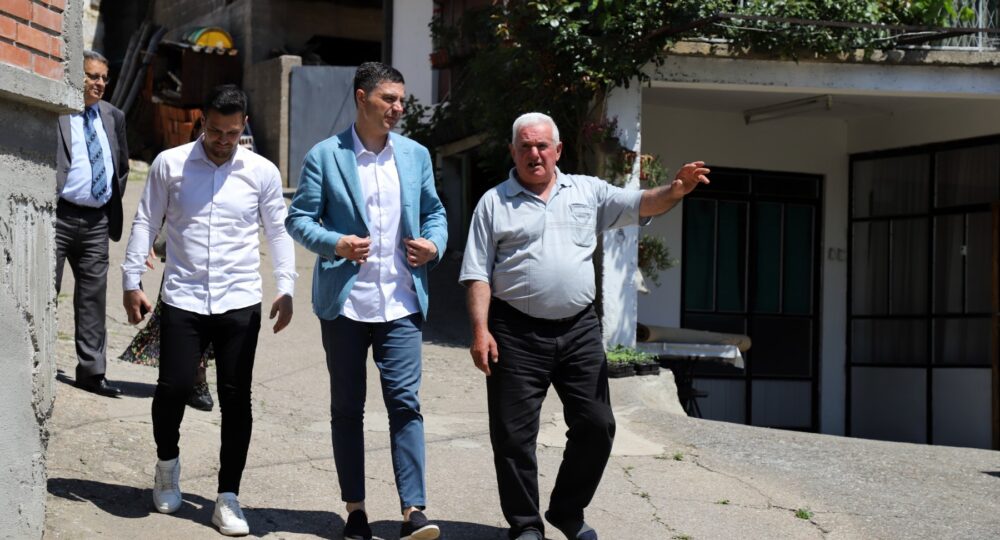 Gradonačelnik Niša Dragoslav Pavlović obišao gazdinstvo porodice Vacić u Sićevu. FOTO: TV Zona plus