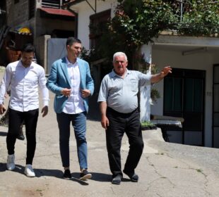 Gradonačelnik Niša Dragoslav Pavlović obišao gazdinstvo porodice Vacić u Sićevu. FOTO: TV Zona plus