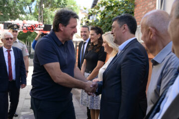 Ministar Gašić na otvaranju letnje bašte Udruženja penzionera Grada Kruševca, FOTO MOD