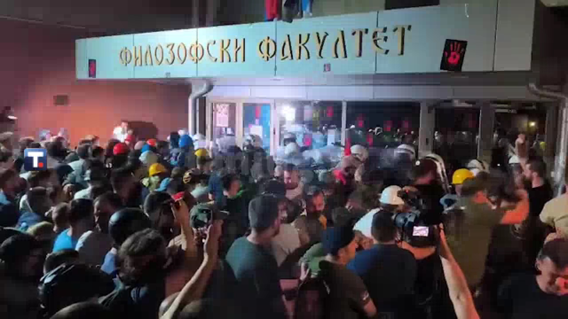 Blokaderi pokušali nasilno da uđu na Filozofski faklutet u Novom Sadu - foto PS video Tanjug