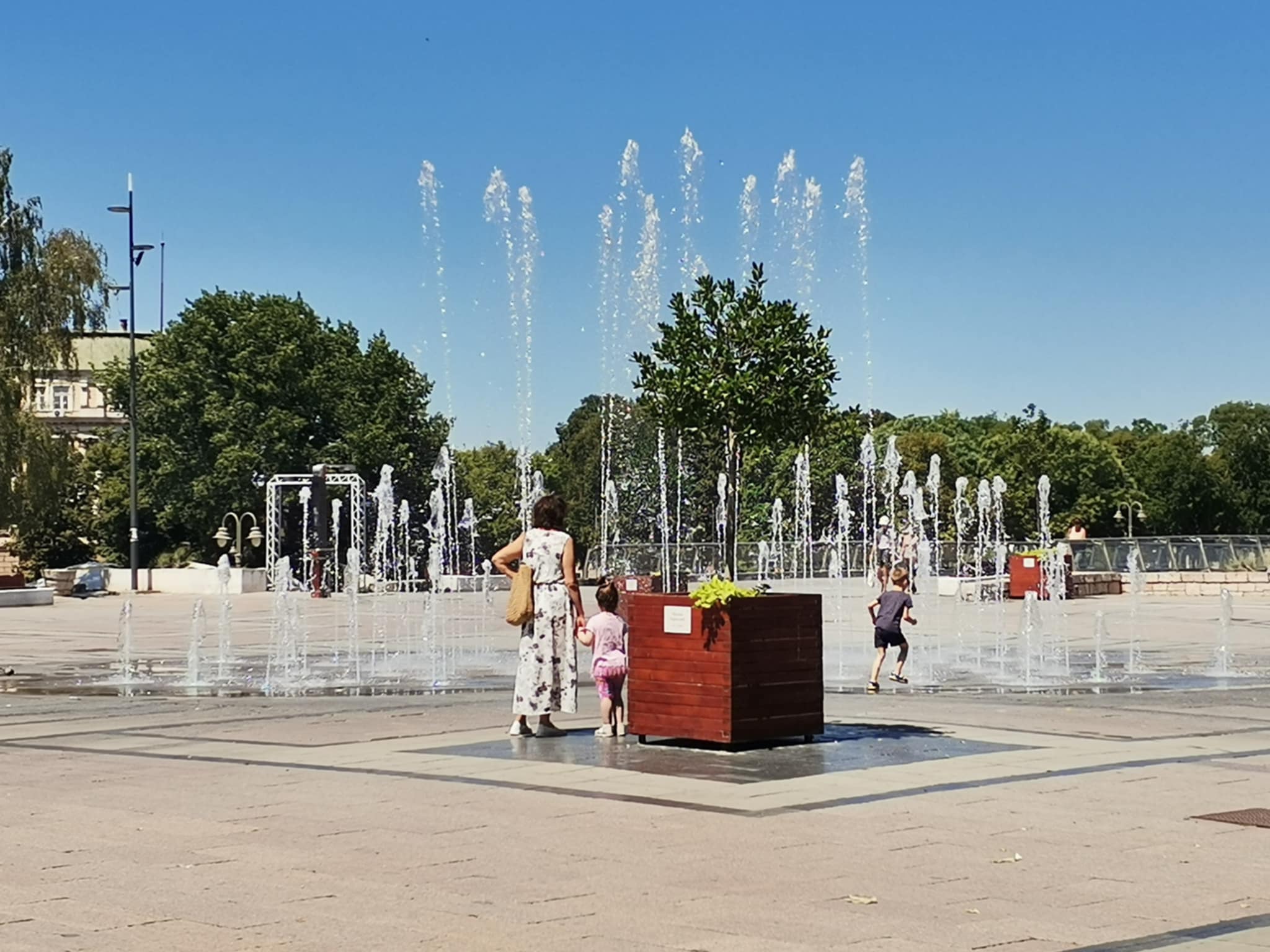 Centar Niša na tropskih 36 stepeni FOTO Zona plus