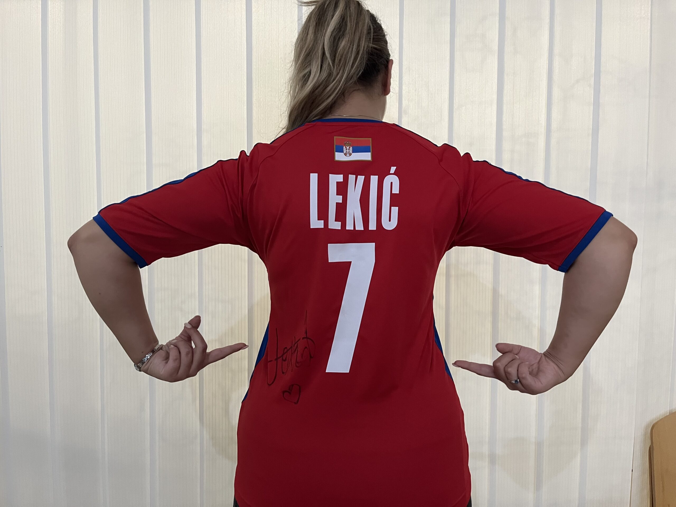 Dres rukometne reprezentacije Srbije sa potpisom Andree Lekić,, FOTO LFN