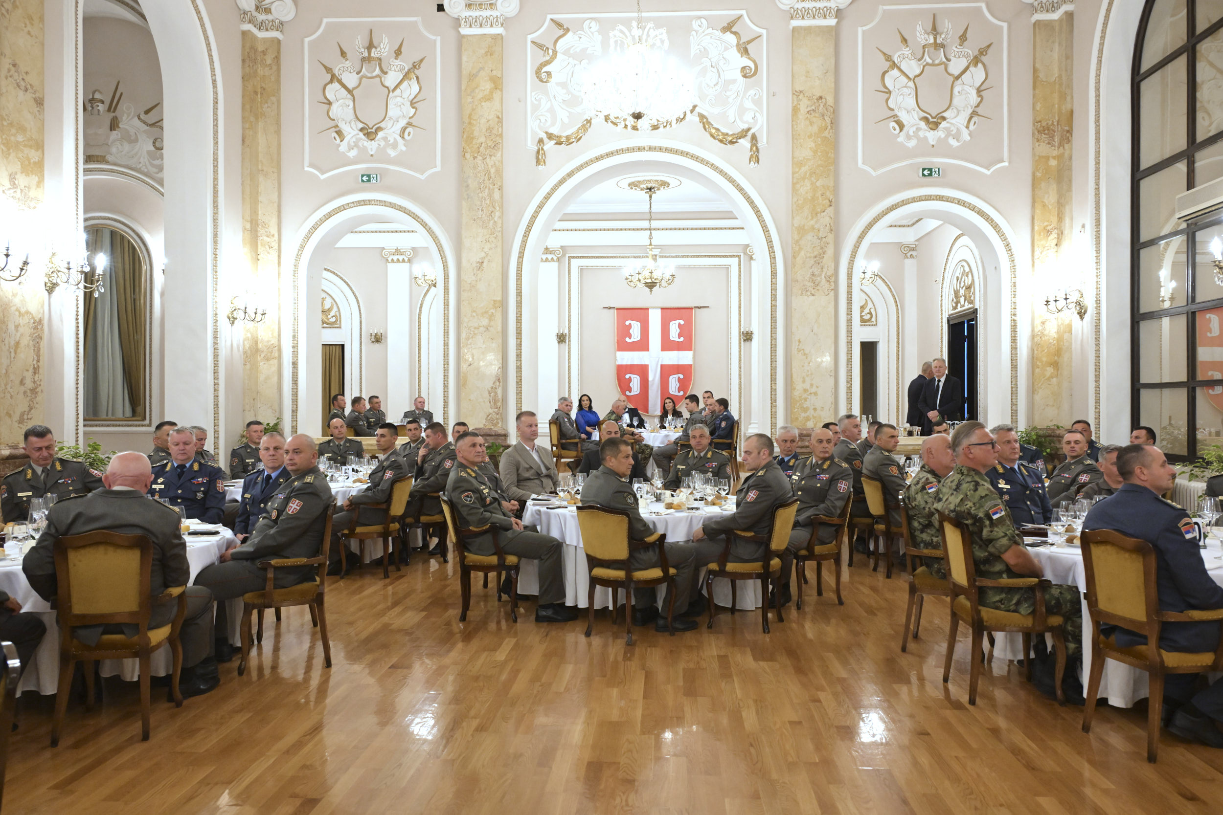 Beograd, 21. septembra 2025.- Ministar odbrane Bratislav Gaiæ priredio je sinoæ sveèanu veèeru povodom uspeno realizovane vojne parade Snaga jedinstva, u Domu Garde na Topèideru. Sveèanosti je prisustvovao komandant vojne parade, naèelnik Generaltaba Vojske Srbije, general Milan Mojsiloviæ, saopteno je iz Ministarstva odbrane.Gosti sveèane veèere bili su izaslanik predsednika Republike Aleksandra Vuèiæa savetnik predsednika Milo Vuèeviæ, predsednik Vlade Srbije Ðuro Macut, èlanovi kolegijuma ministra odbrane i naèelnika Generaltaba, pripadnici Ministarstva odbrane i Vojske Srbije. FOTO TANJUG/ MINISTARSTVO ODBRANE/ nr