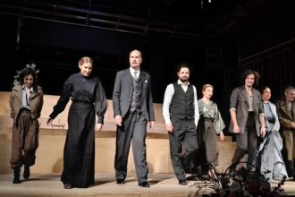 Teatar na raskršću "Očevi i oci" - predstava Narodnog pozorišta u Beogradu FOTO Zona plus