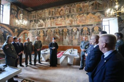 Ministar Gašić posetio manastir Hilandar, FOTO MOD