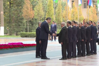 Taškent, 28. oktobra 2025. - Predsednik Uzbekistana Šavkat Mirzijojev doèekao je danas predsednika Srbije Aleksandra Vučić u državnoj rezidenciji "Kuksaroj" FOTO TANJUG/ TANJUG VIDEO/bs