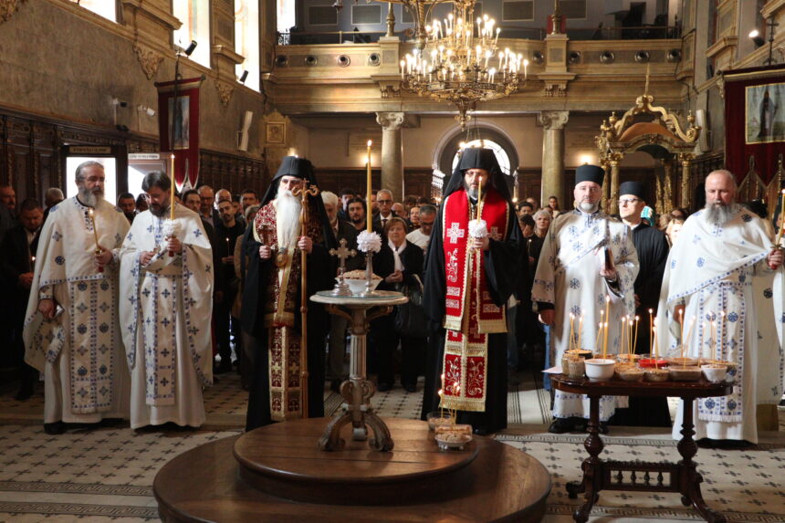 Novi Sad, 1. novembra 2025. - fotografija niske rezolucije - U Sabornom hramu u Novom Sadu poèela je liturgija posle koje æe biti sluen parastos stradalima u tragiènoj nesreæi na eleznièkoj stanici u Novom Sadu 1. novembra prole godine, ali i svim preminulim pravoslavnim hriæanima povodom zadunica. Liturgiji prisustvuju i gradonaèelnik Novog Sada arko Miæin i predsednica Pokrajinske vlade Maja Gojkoviæ. Prisustvuju i svi predstavnici Pokrajinske vlade, kao i gradski veænici zajedno sa predsednicom Skuptine Grada Novog Sada Dinom Vuèiniæ. U Novom Sadu u Sabornoj crkvi je i ministar Nemanja Staroviæ, kao i zamenik gradonaèelnika Ðurað Jakiæ i pomoænici gradonaèelnika Ivan Siler i Aleksandar Petroviæ. Pokrajinski i gradski zvaniènici na liturgiju su doli zajedno. FOTO TANJUG/ Eparhija baèka/ bg