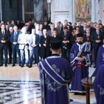 Beograd, 1. novembra 2025. - U Hramu Svetog Save u Beogradu poèeo je parastos stradalima na eleznièkoj stanici u Novom Sadu koji slui patrijarh srpski Porfirije, u prisustvu predsednika Srbije Aleksandra Vuèiæa. Parastosu, koji se slui i za sve preminula pravoslavne hriæane povodom zadunica, prisustvuju zvaniènici Srbije i Republike Srpske, meðu kojima su i premijer Srbije Ðuro Macut i predsednica Skuptine Srbije Ana Brnabiæ, kao i veliki broj graðana. FOTO TANJUG/ RADE PRELIÆ/ bg