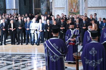 Beograd, 1. novembra 2025. - U Hramu Svetog Save u Beogradu poèeo je parastos stradalima na eleznièkoj stanici u Novom Sadu koji slui patrijarh srpski Porfirije, u prisustvu predsednika Srbije Aleksandra Vuèiæa. Parastosu, koji se slui i za sve preminula pravoslavne hriæane povodom zadunica, prisustvuju zvaniènici Srbije i Republike Srpske, meðu kojima su i premijer Srbije Ðuro Macut i predsednica Skuptine Srbije Ana Brnabiæ, kao i veliki broj graðana. FOTO TANJUG/ RADE PRELIÆ/ bg