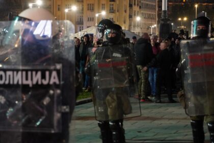 Beograd, 2. novembra 2025. - Nedaleko od Skuptine Srbije veèeras je dolo do tenzija kada je grupa graðana koja se okupila, navodeæi kao razlog podrku Dijani Hrki, koja na tom mestu trajkuje glaðu i njene zahteve, gaðala i vreðala policiju i okupljene graðane na platou koji su protiv blokada. FOTO TANJUG/ VLADIMIR PORÈIÆ/bs