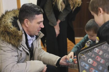 Gradonačelnik Niša obišao porodicu Ljubomirović FOTO TV Zona plus