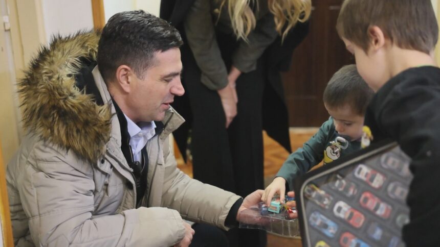 Gradonačelnik Niša obišao porodicu Ljubomirović FOTO TV Zona plus