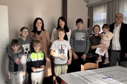 Pokret za narod i državu uručio pomoć porodici sa sedmoro dece u Gadžinom Hanu
