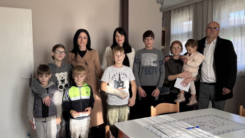 Pokret za narod i državu uručio pomoć porodici sa sedmoro dece u Gadžinom Hanu