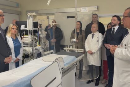 Premijer Macut u UKC Niš FOTO Zona plus