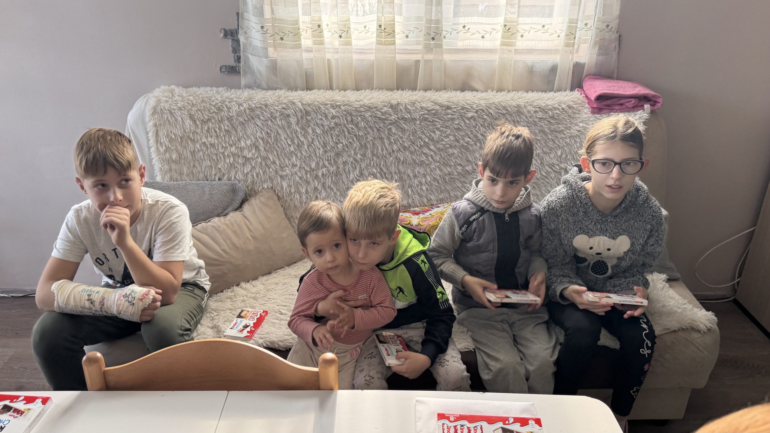 Pokret za narod i državu uručio pomoć porodici sa sedmoro dece u Gadžinom Hanu