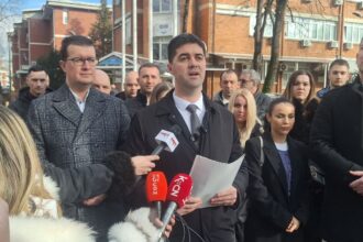 Konferencija za novinare SNS Niš ispred GO Medijana FOTO Zona plus