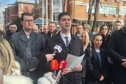 Konferencija za novinare SNS Niš ispred GO Medijana FOTO Zona plus