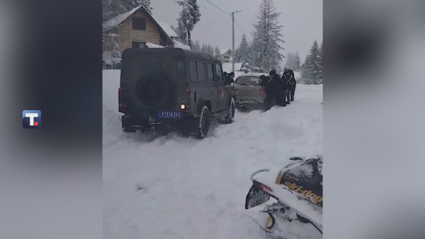 zandarmerija pomaze ugrozenima sneznim nanosima - foto PS video Tanjug