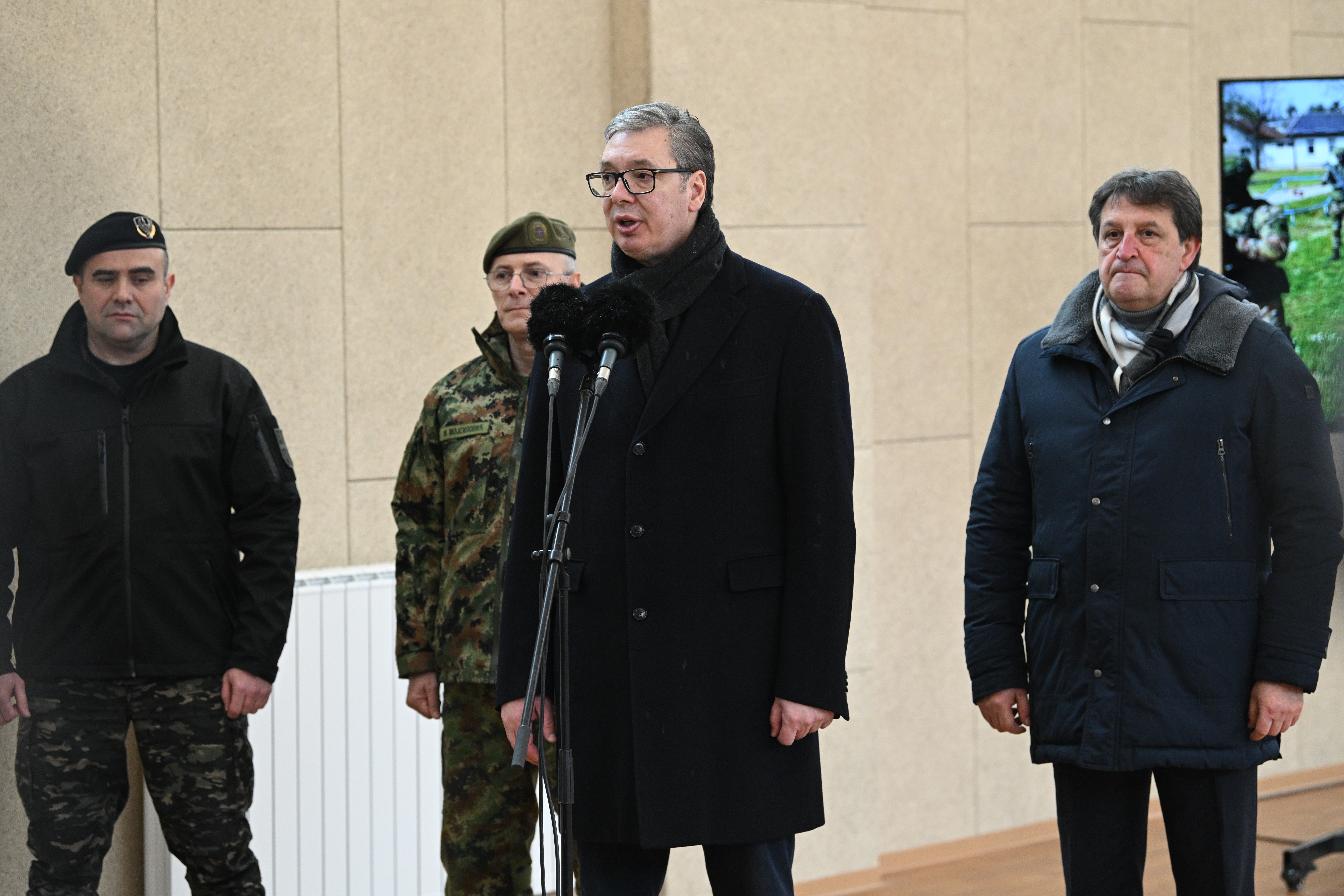 Beograd, 3. januara 2026. - Predsednik Srbije Aleksandar Vucic izjavio je danas da uslovi kakvi ce biti u novom objektu za smetaj i obuku pripadnika Odreda vojne policije specijalne namene "Kobre", u kasarni "Vasa Carapic" u Beogradu, ne postoje nigde u jugoistocnoj Evropi, a verovatno ni u celom svetu. Vucic je tokom obilaska zavrnih radova na novom objektu rekao da je cilj da jedinica "Kobre", za koju je rekao da se, kada je u zemlji bilo najvie problema pokazala kao jedna od tri najvie patriotski nastrojene jedinice, bude najbolja u regionu. Zajedno sa predsednikom u obilasku je i ministar odbrane Bratislav Gaic, nacelnik Generaltaba Vojske Srbije general Milan Mojsilovic i komandant Odreda pukovnik Darko Ðoic. FOTO TANJUG/ AMIR HAMZAGIC/ bg