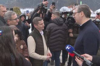 Predsednik Vučić u poseti porodici Simeonović u Jasikovu kod Majdanpeka, FOTO Tanjug video