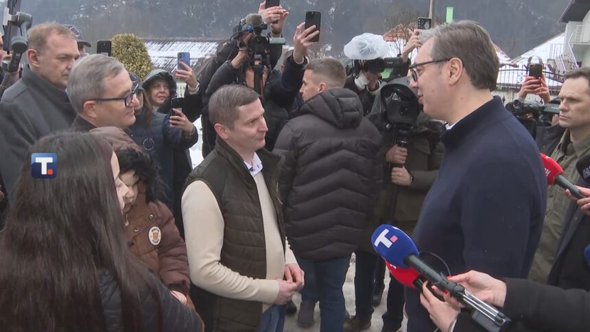 Predsednik Vučić u poseti porodici Simeonović u Jasikovu kod Majdanpeka, FOTO Tanjug video