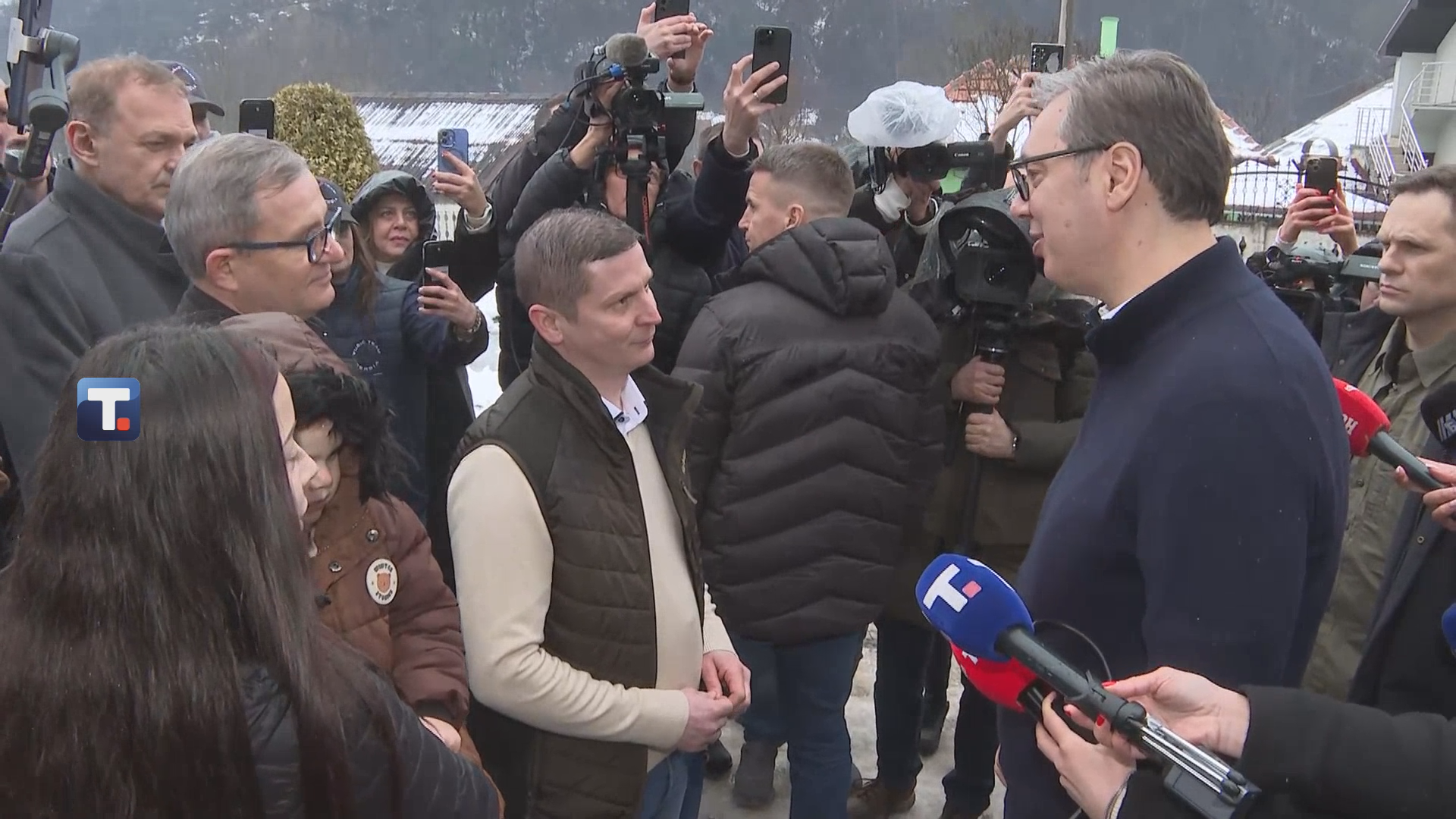Predsednik Vučić u poseti porodici Simeonović u Jasikovu kod Majdanpeka, FOTO Tanjug video