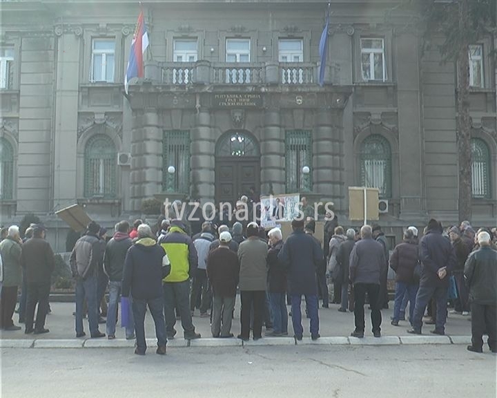 Bivši radnici čekaju dolazak predsednika Vučića