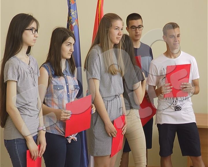 Najbolji niški đaci i studenti dobili gradske stipendije (VIDEO)
