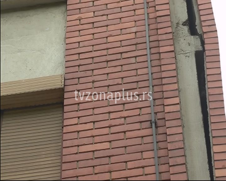Fasada opasna za stanare i prolaznike (VIDEO)
