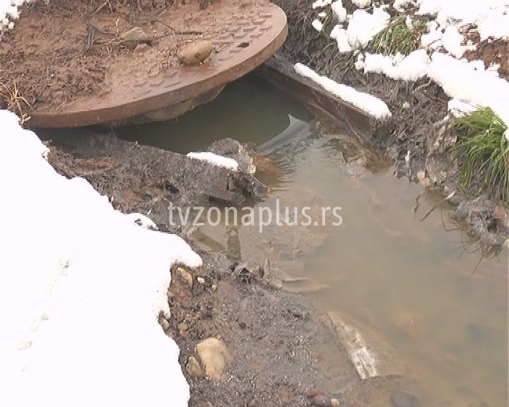 Kanalizacija teče pored kuća (VIDEO)