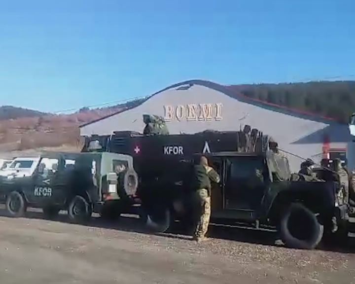Kolona od 45 vozila Kfora na severu Kosova, kreću se ka Jarinju (VIDEO)
